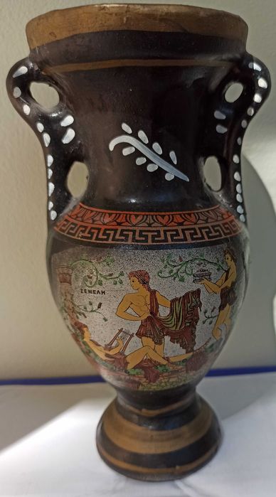 Керамична ваза с гръцки мотиви