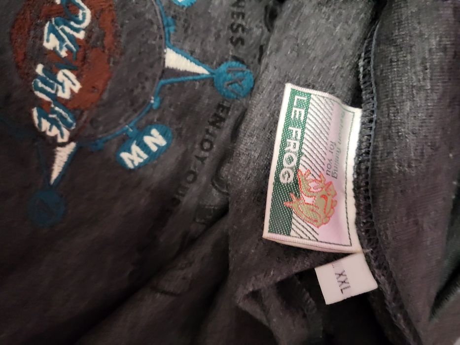 Мъжко поло в сив цвят.