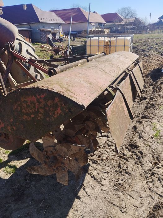 Vând freză  după tractor
