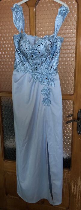 Rochie lunga crăpată pe picior