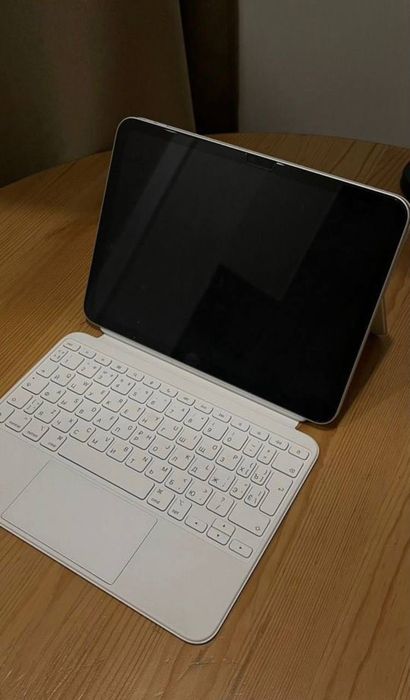 iPad 10 Gen + оригинальная клавиатура