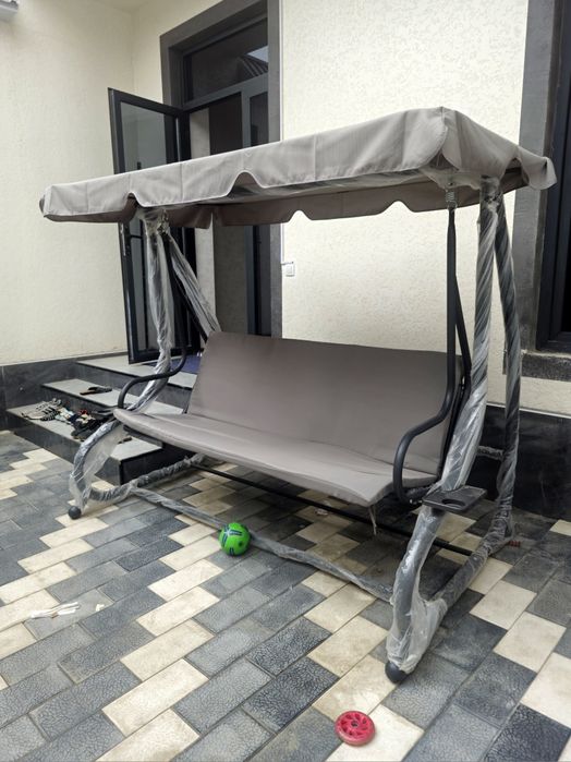 Садовая качеля с навесом на 3 места – комфорт и стиль на вашей террасе