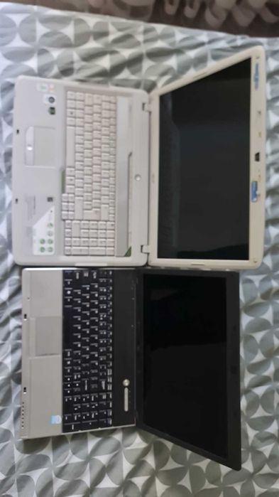 Se vand 2 laptopuri, fara alimentatoare.