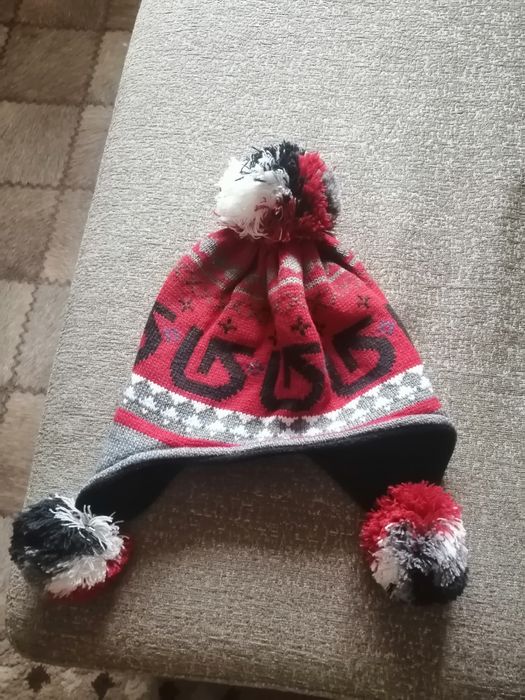 Продам две шапки для зимы.