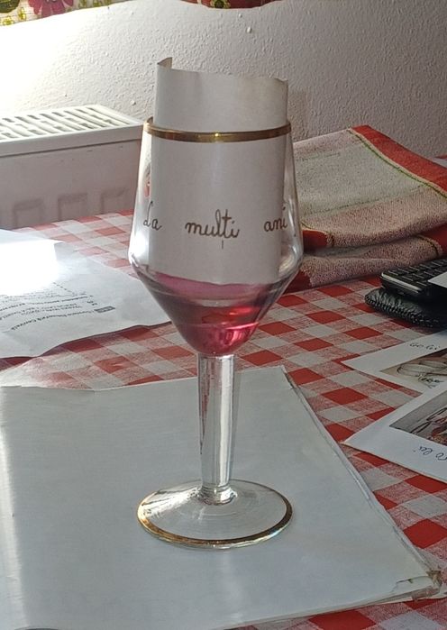 Vand diferite seturi de pahare