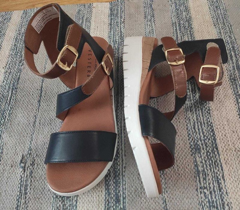 продам новые кожаные босоножки, 38 р