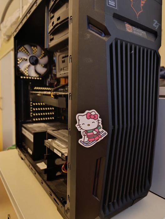 Геймърски настолен компютър + кабел за захранване