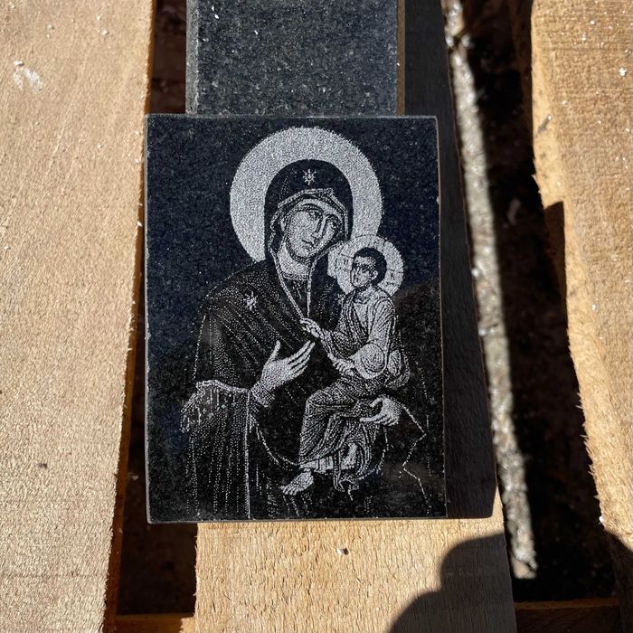 Гравирана икона Богородица с младенеца върху черен гранит за подарък