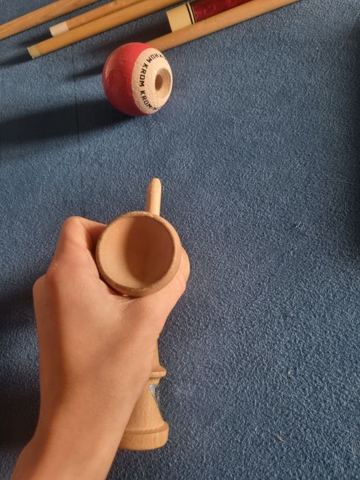 Kendama KROM pop LOL roșie