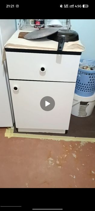 Kyim shkaf oq rangda yonida tumichkasi bor chiroyli deyarli yangi