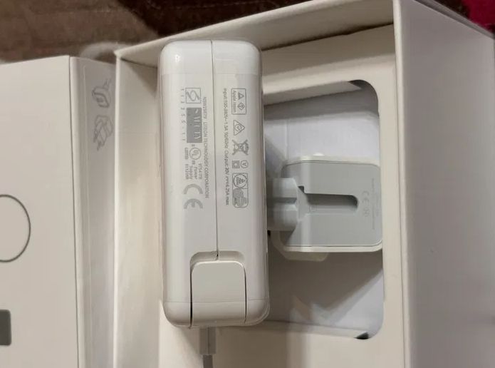 - от ( Apple ) зарядка для MacBook - блок питания на макбук