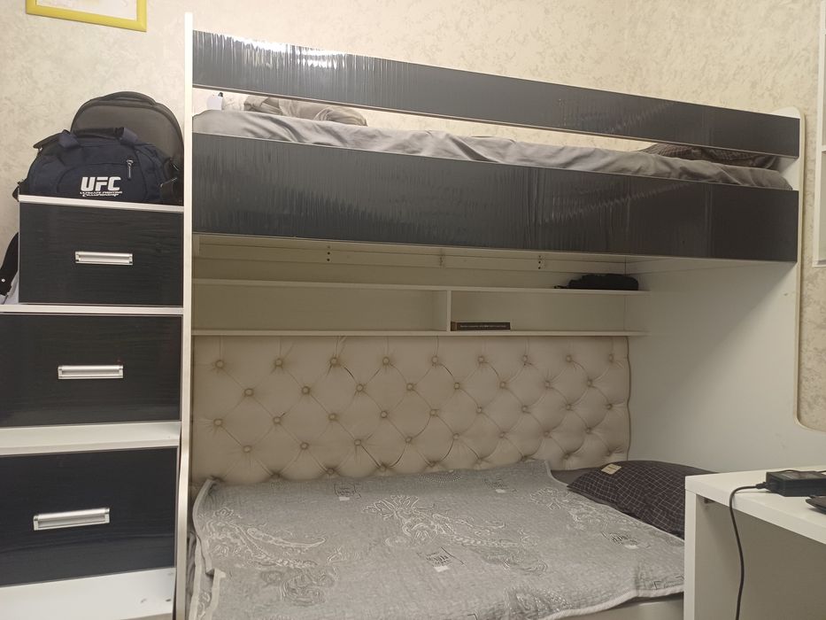 Продаю, комплект: 2 этажную кровать, письменный стол с полками.