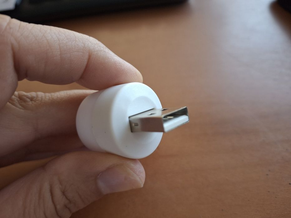 Компактна нощна LED лампа с USB