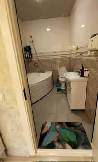 Продаётся коттедж два этажа + подвал площадь 240м2. 140,000 торг есть.