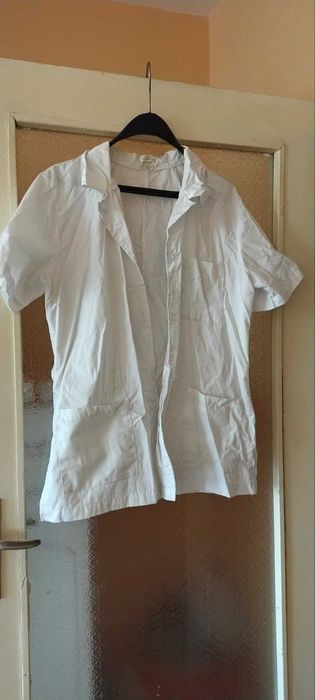 Медицинска бяла манта