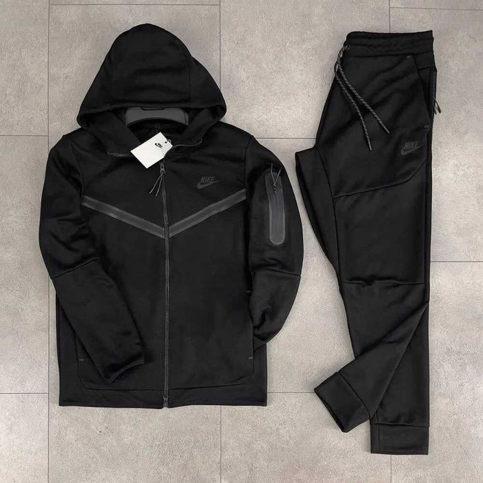Nike tech fleece M size