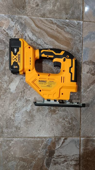 Vand pendular dewalt cu o baterie de 6A