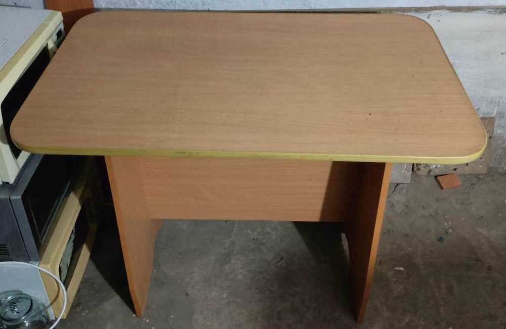 Продам стол 9000 т.Возможна доставка.