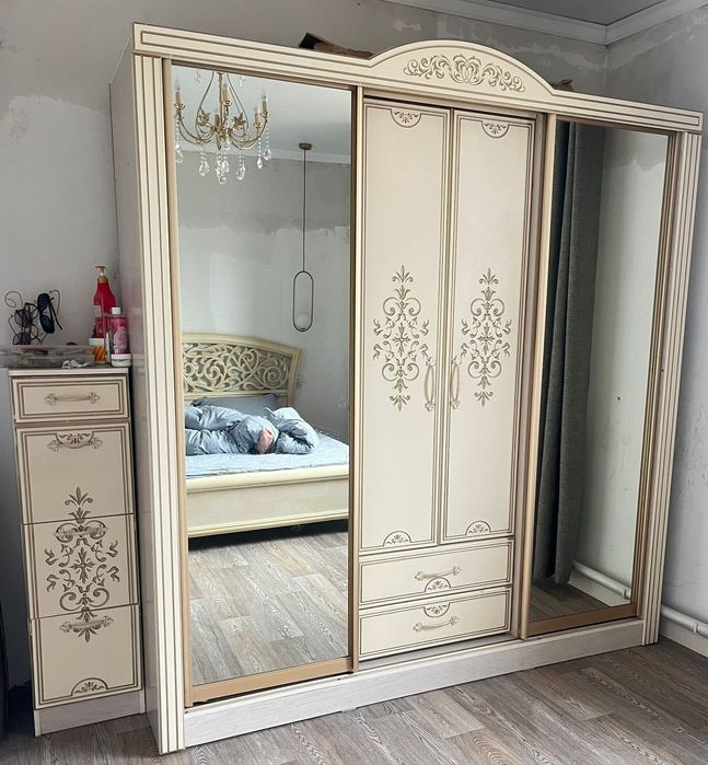 Шифоньер и кровать