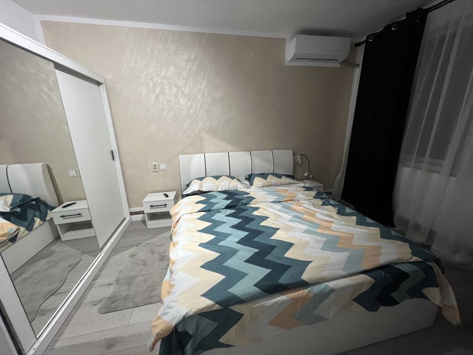 Închiriez in regim hotelier apartament cu 2 camere decomandat