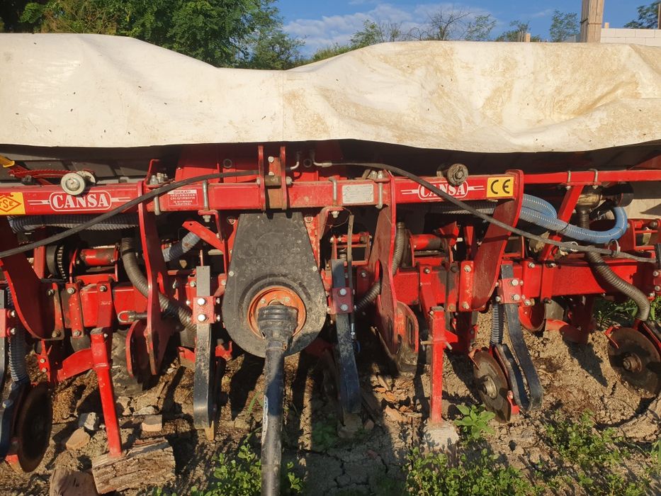 Vând semănătoare de porumb și floarea soarelui