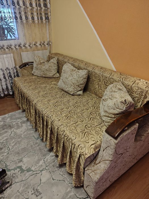 Vând mobila sufragerie, canapea și tv full HD.