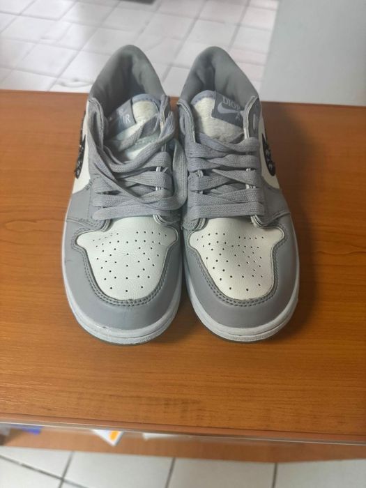 Nike Air Jordan 1 Dior – sneakers gri și albi, model premium