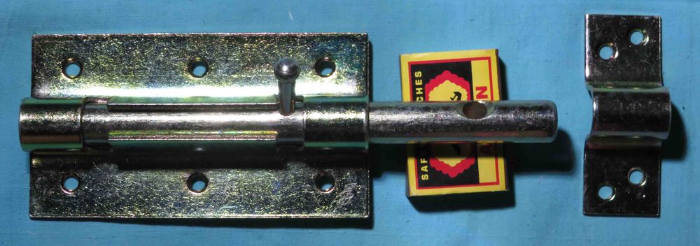 Замок внутренний врезной и большой дверной шпингалет