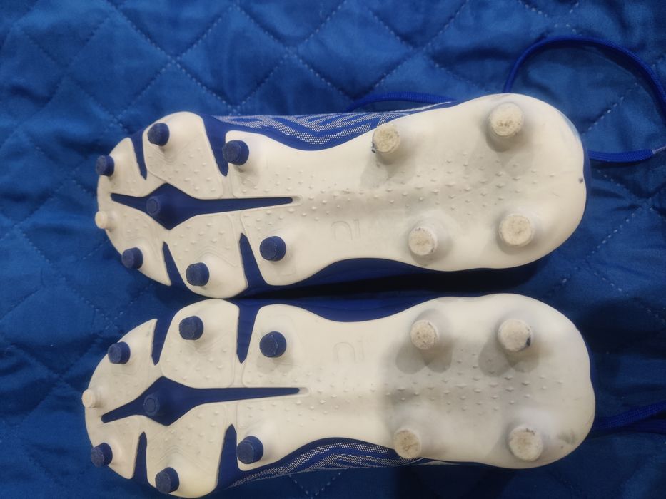 Бутонки за футбол на марката Декатлон