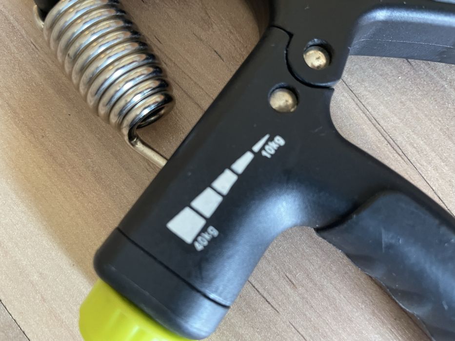 Уред за стискане за развиване на захват