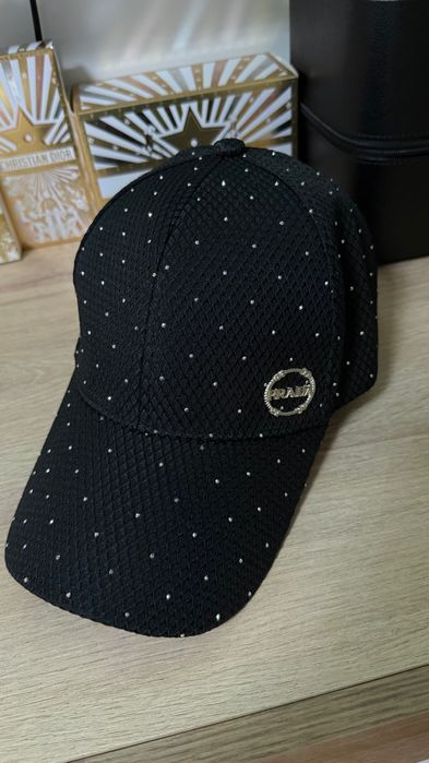Prada шапка в черно с камъчета