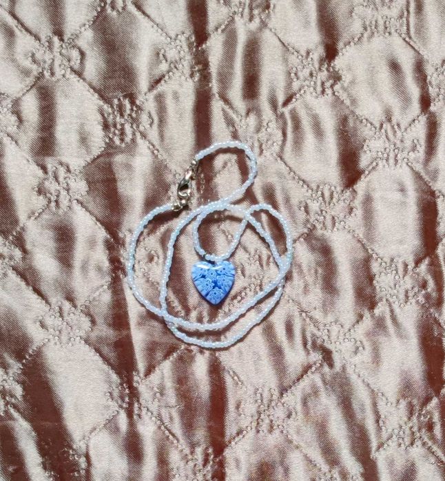 Нежно мънистено колие с красиво синьо сърце