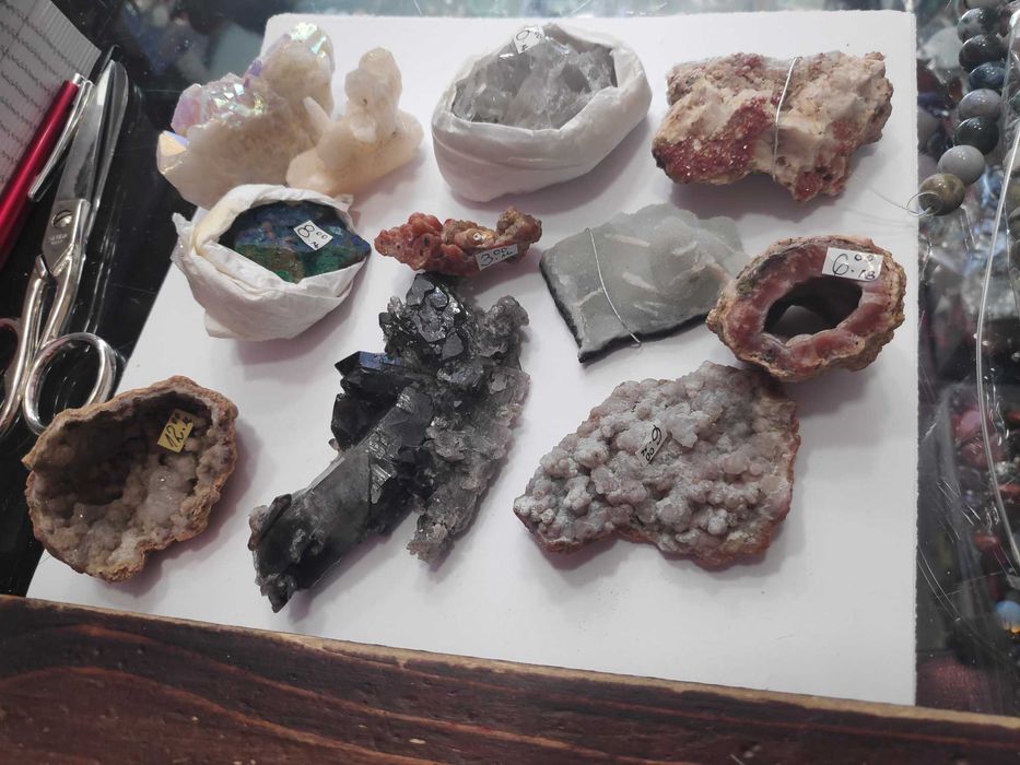 Фигурки и пирамиди от полу-скъпоценни камъни