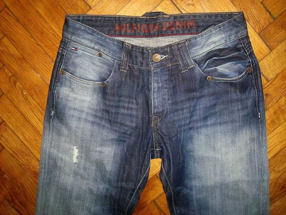 Blugi Tommy Hilfiger W 33xL32 (talie 86cm, lungime 104cm).