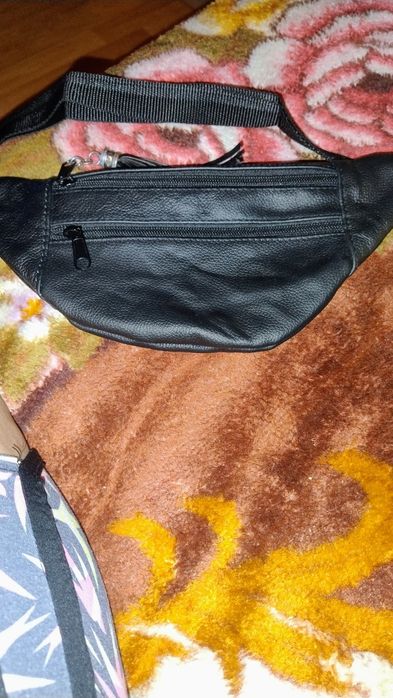 Vând borseta universala ,noua are 3buzunare 2pe fata și unul pe spate