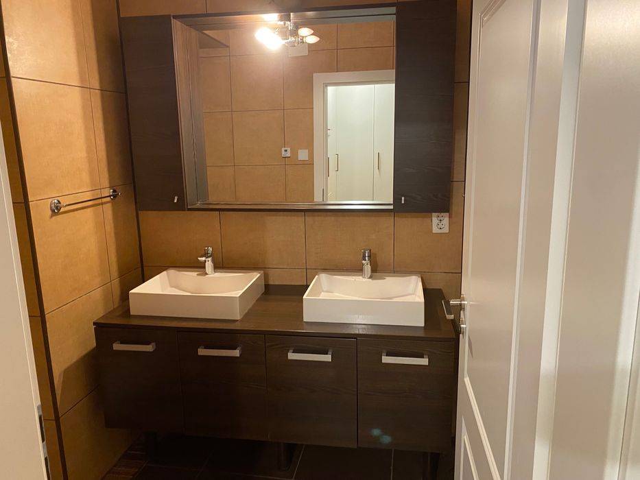 Set mobilier baie cu oglinda si 2 chiuvete si 2 baterii Grohe