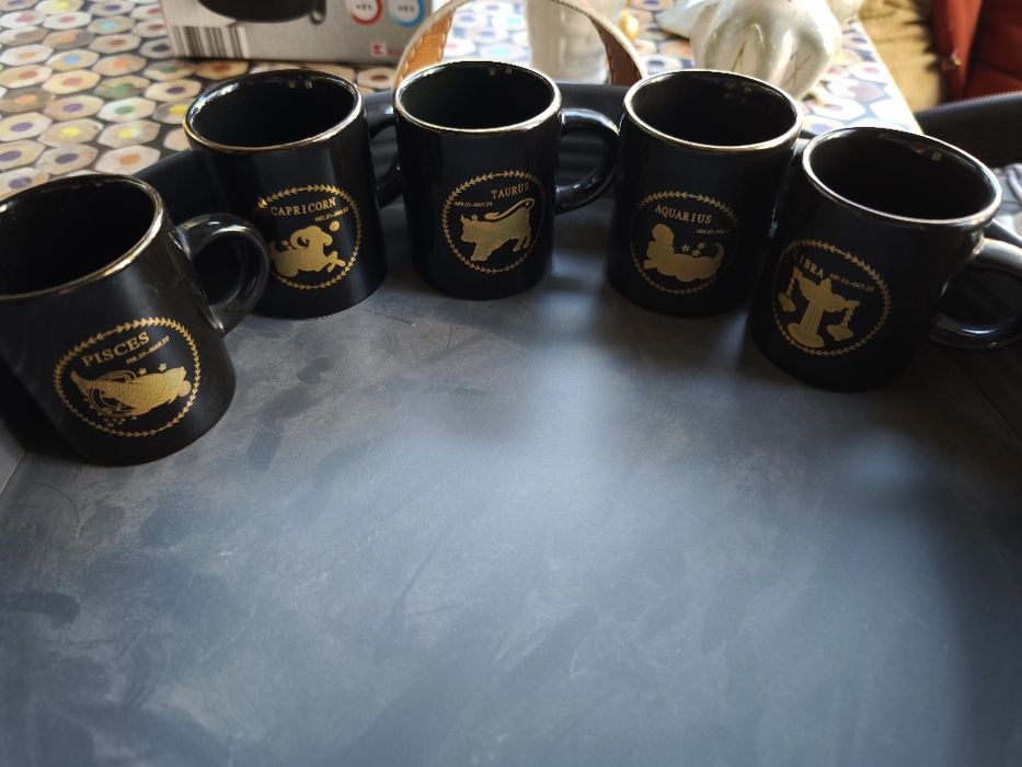 Лот от различни видове чаши