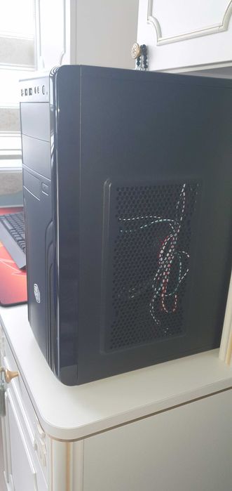 Настолен геймърски компютър.