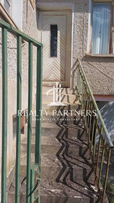 Двуетажна масивна къща с голям двор в китното село Туроковци