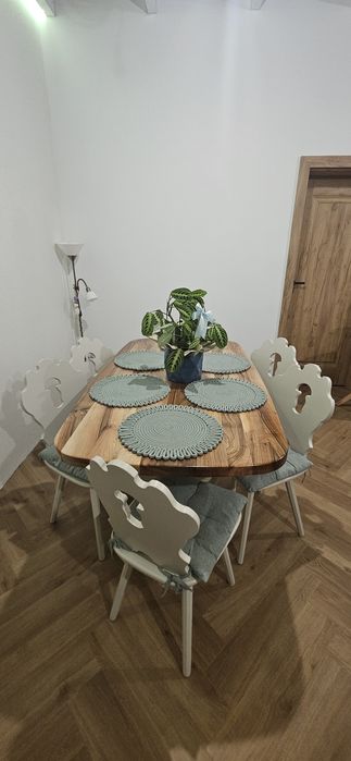 Masa si scaune din lemn cu blat de nuc natural