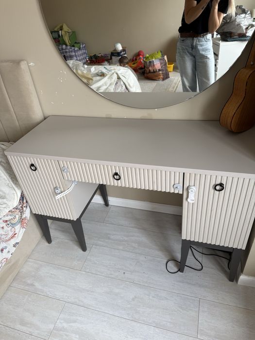 Туалетный столик с пуфиком