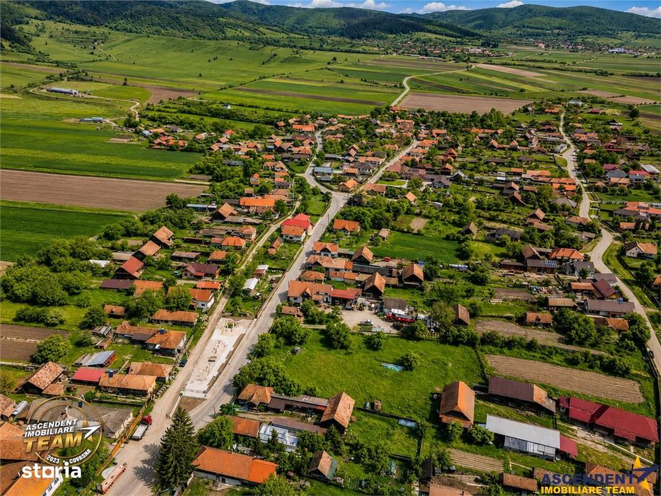 1.200mp teren si casa cu gradina inflorata, aproape de Targu Secuiesc: