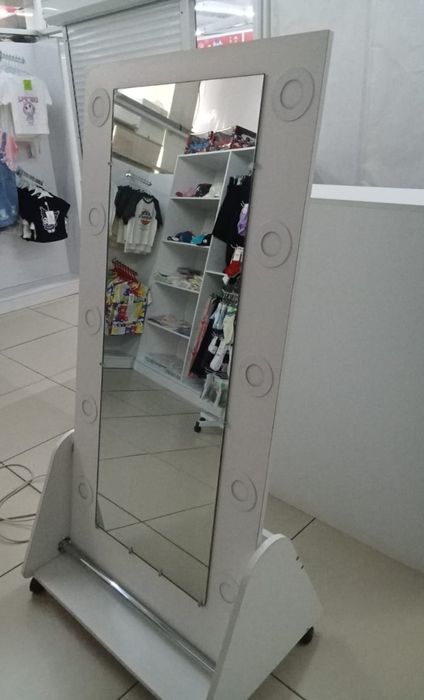 Зеркало напольное