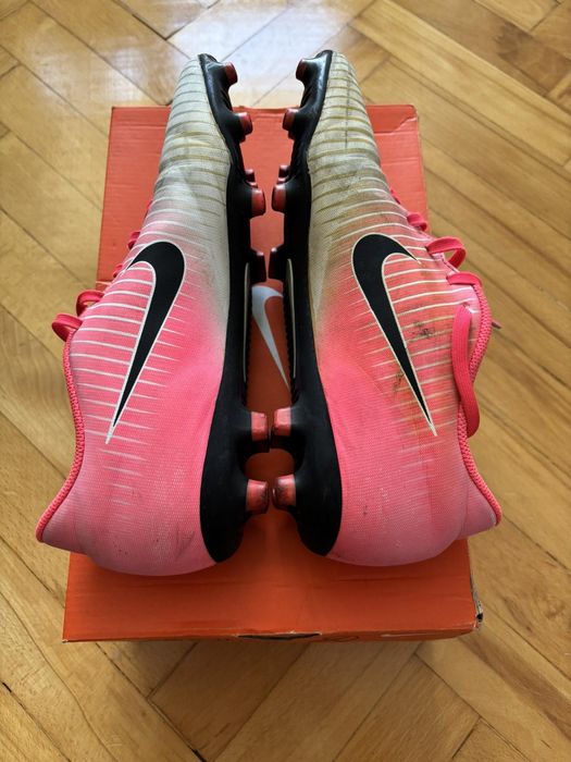 Бутонки за изкуствена трева