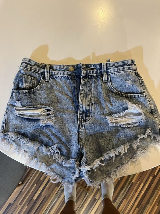 Къси дънкови гащи