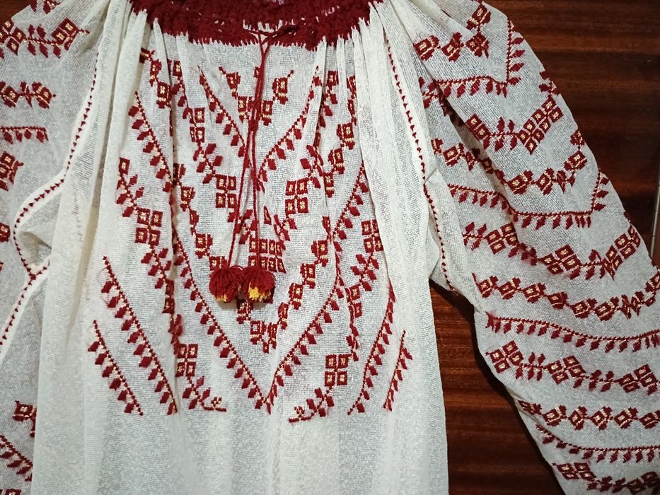 Ie cusută manual mărime standard