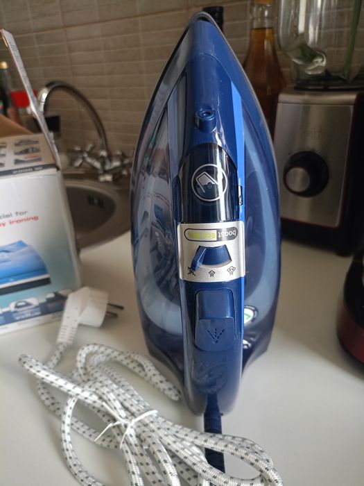 Vând fier de călcat Tefal Virtuo talpa ceramica produs de calitate.