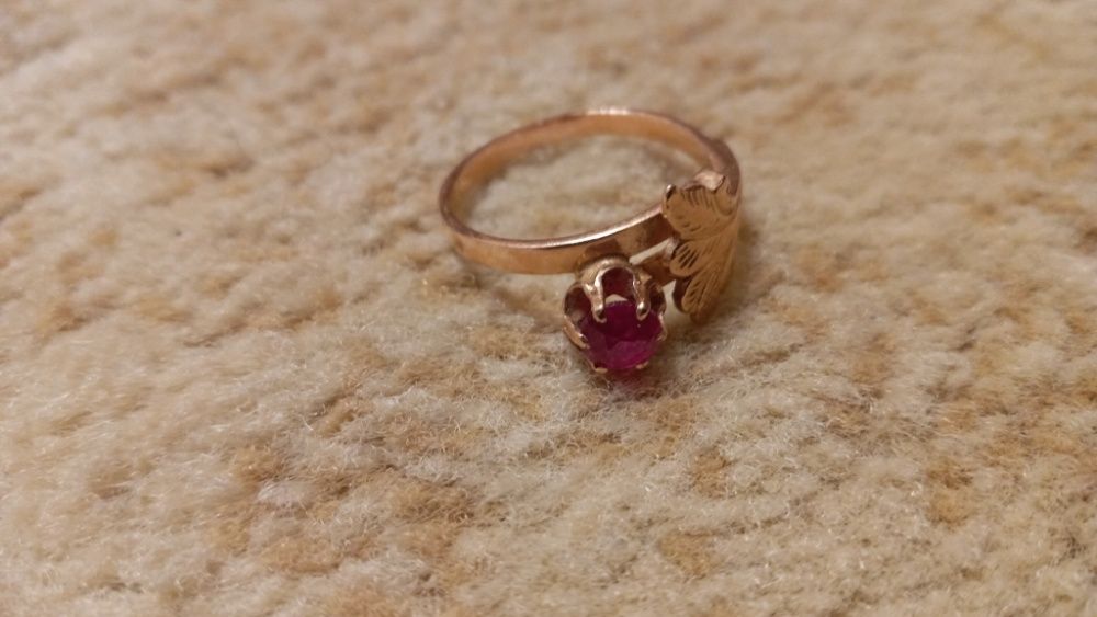 Золотое кольцо с гранатом,  583 проба,СССР.