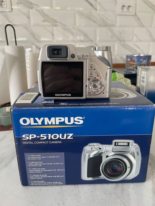 Vând aparat foto digital Olympus SP-510UZ, în stare bună de funcționare, ideal pentru pasionați de fotografie sau colecționari de camere compacte.