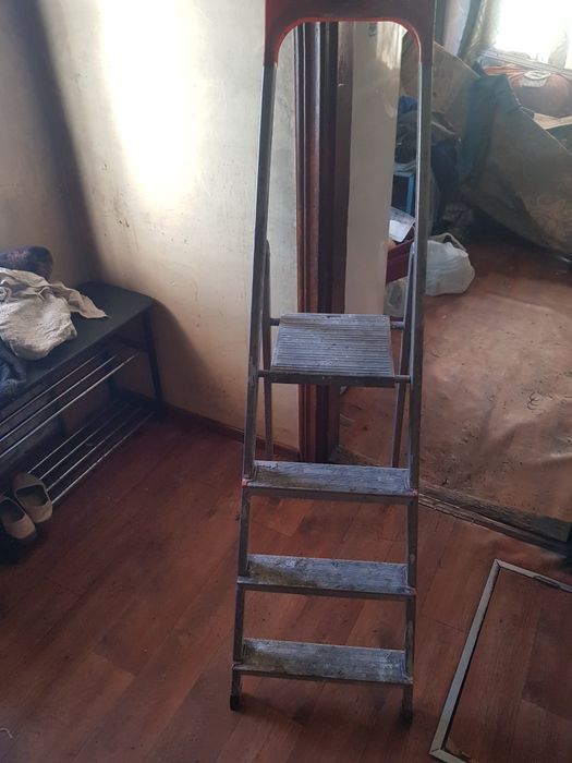 Продам стремянку 4 ступеньки .